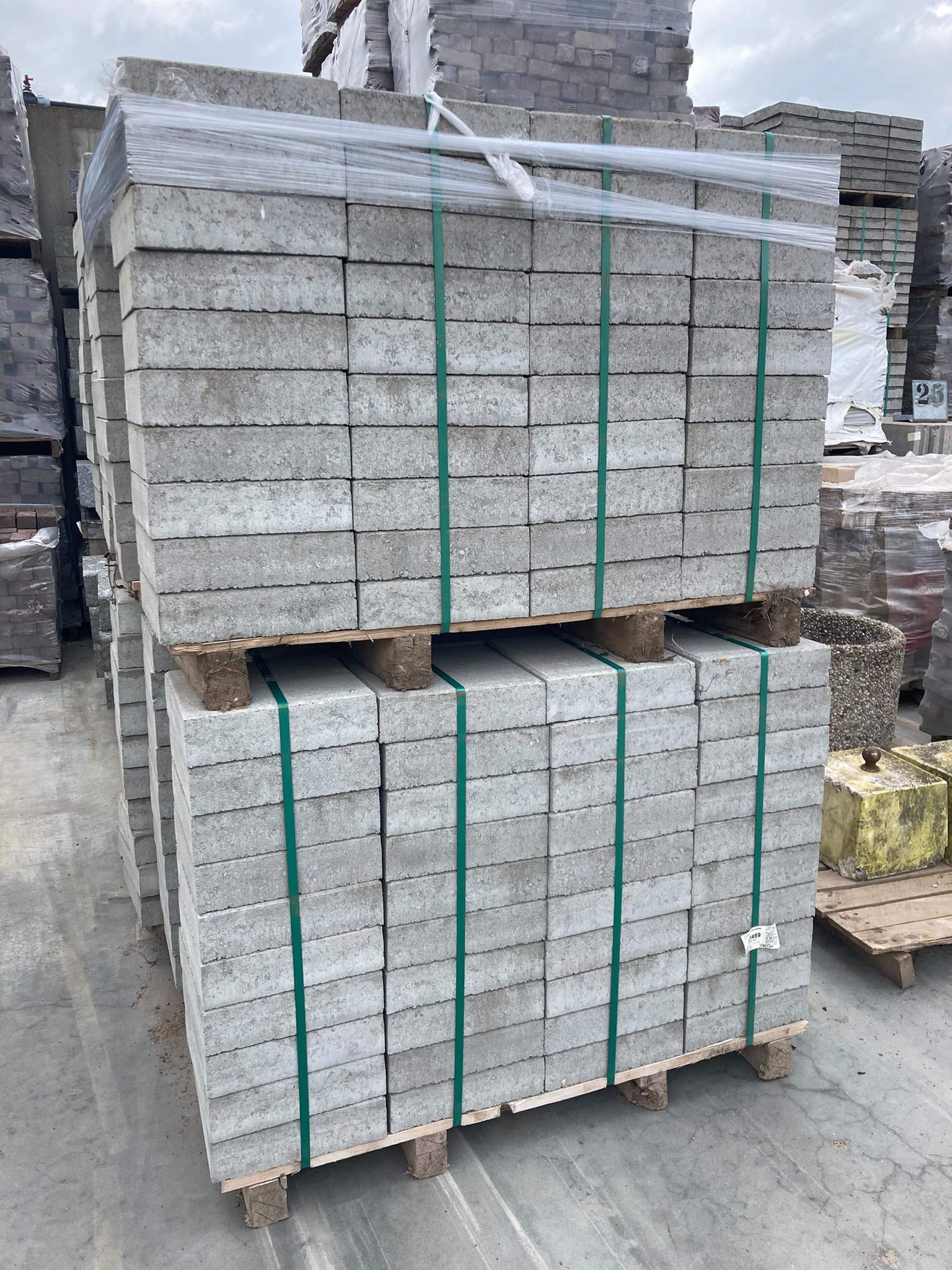Betontegels grijs 30x30x8cm nieuw (P41)